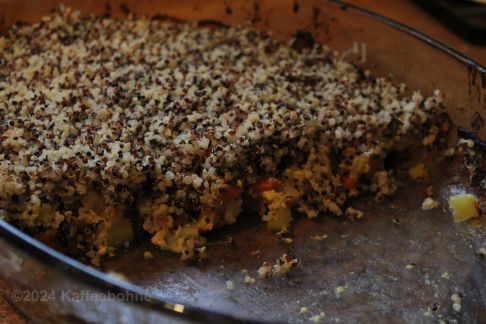 Gemüseauflauf mit Quinoa-Käse-Kruste